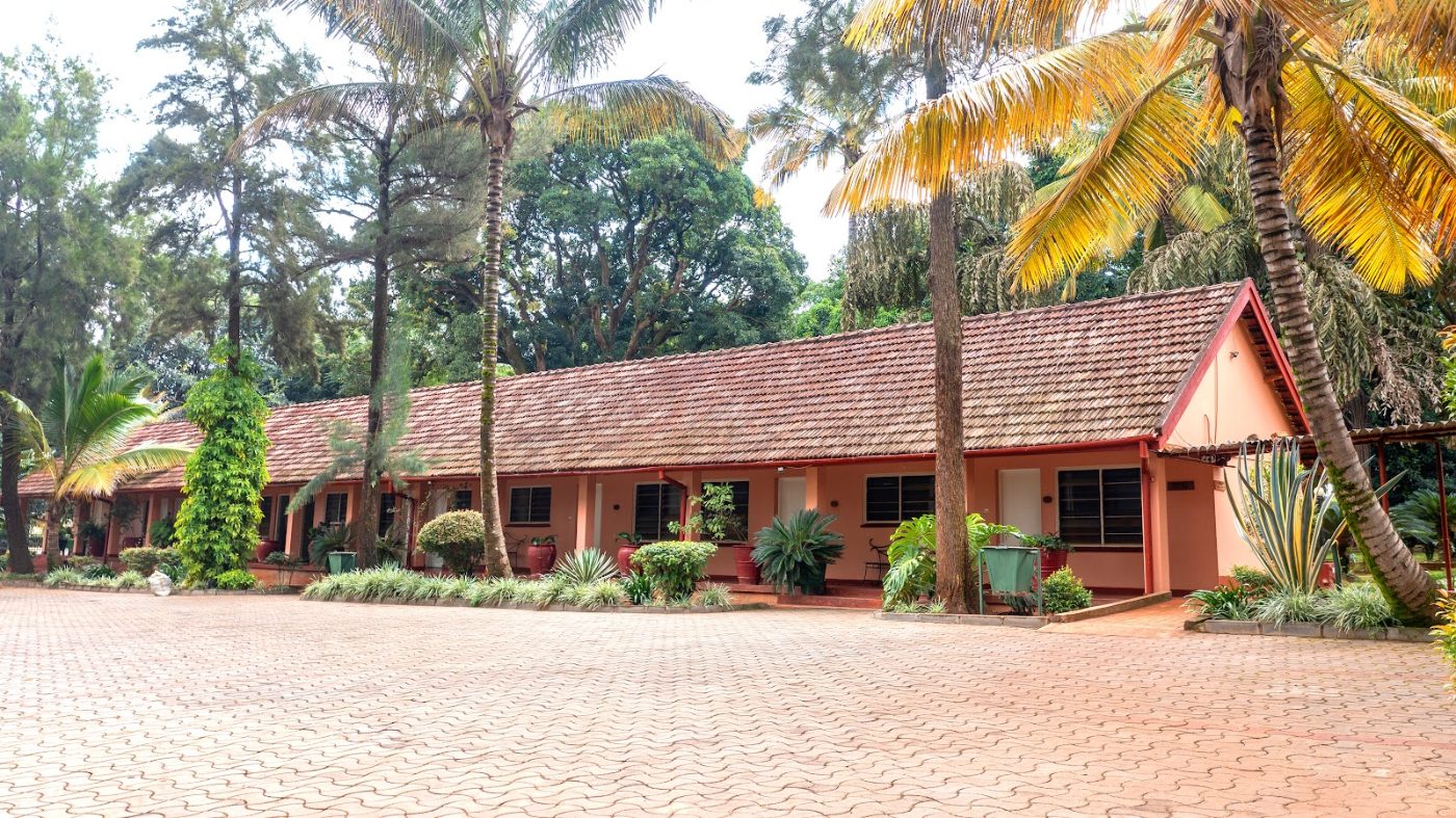 A room block and the drive at Masindi Hotel